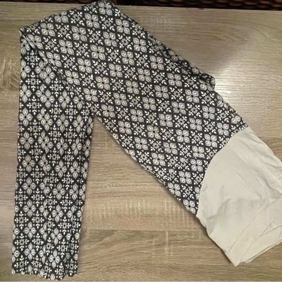 Pregnancy blouse & skinny maternity pant - Picture 4 of 4